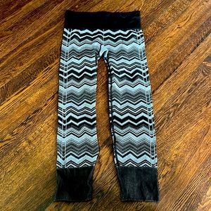 LuLu leggings in gray / black zig zag  size 6 good condition